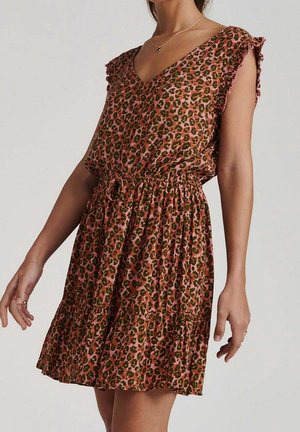 Kort mouwen jurk met een V-hals, gemaakt van roze stof met een groene en bruine luipaardprint. Heeft een elastische taille met trekkoord en een gerimpelde zoom.