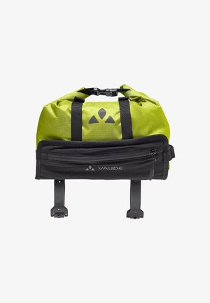 Borsa a rotolo verde con dettagli neri, dotata di una tasca frontale con zip, due cinghie nere e attacco per il montaggio. Logo Vaude in evidenza.