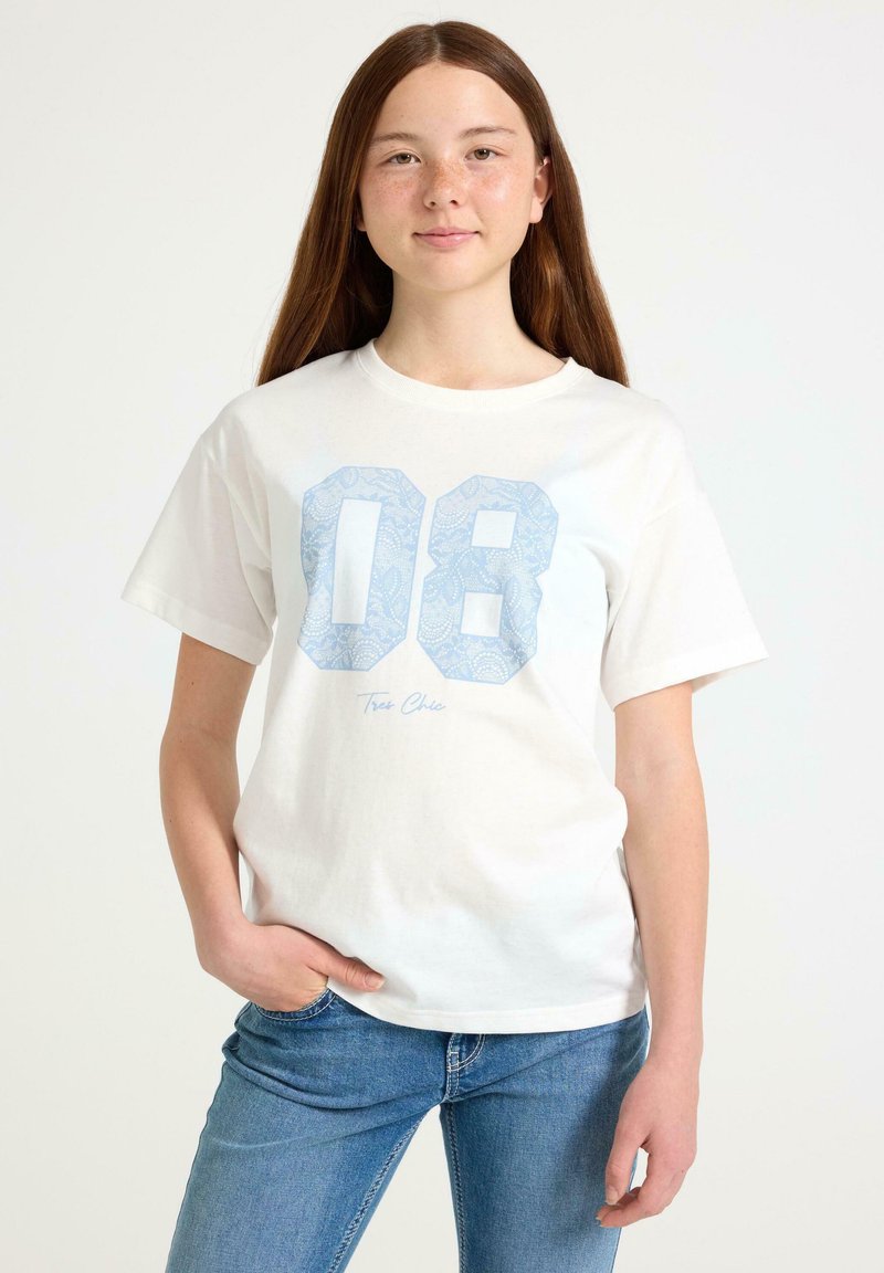 Hvid bomulds t-shirt med et stort lyseblåt mønstret "08" grafik og "Tres Chic" tekst. Klassisk pasform med korte ærmer og rund halsudskæring.