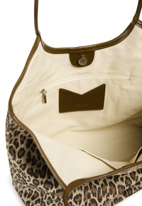 Sac fourre-tout imprimé léopard avec garniture en cuir marron ; intérieur beige avec une poche zippée et un emplacement pour carte ; texture douce et design spacieux.