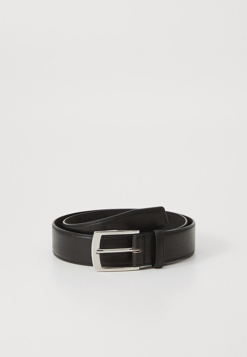 Cinturón de cuero negro con una textura suave, que cuenta con una hebilla rectangular de metal plateado y un diseño clásico.