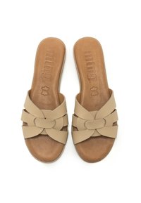 Sandalias de slider beige fabricadas en material sintético suave, con un diseño de tira tejida y una suela interior marrón texturizada. No tienen tacones.