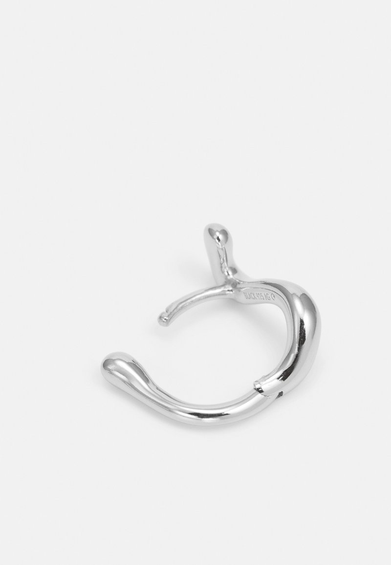 Srebrna kovinska kljuka z gladko, zvito zasnovo. Ima zaobljene konce in brezšivni videz, kar nakazuje na eleganten, sodoben estetski slog.