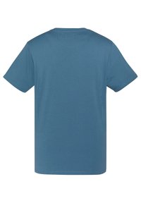 Camiseta de manga corta en suave tela azul con un diseño simple y cuello redondo. Presenta un corte recto y sin patrones o detalles adicionales.