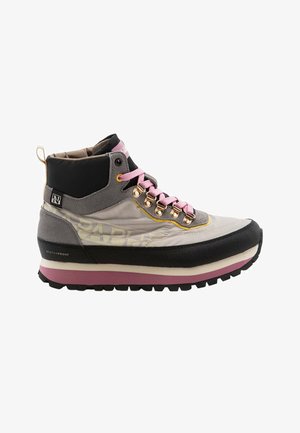 Winterbestendige wandelschoen met roze veters, een grijs en zwart bovenwerk, gouden oogjes en een gestructureerde zool met roze en zwarte accenten.