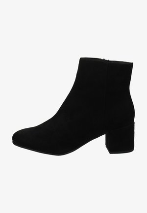 Schwarze Wildleder-Ankle-Boots mit runder Zehenform und Blockabsatz, mit einem seitlichen Reißverschluss. Glatte Textur überall.