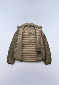 Giacca imbottita verde con interno beige chiaro, caratterizzata da un motivo a quadri e una tasca esterna con un'etichetta nera. Include un'asola arancione per appendere.