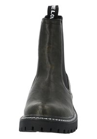 Botas de cuero verdes hasta el tobillo con paneles elásticos laterales negros, un acabado texturizado y una suela resistente, que presentan una lengüeta con texto blanco.