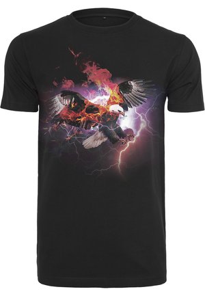 T-shirt en coton noir avec un graphisme coloré représentant un aigle entouré de flammes, d'éclairs et de nuages orageux en arrière-plan. Manches courtes.