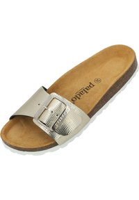 Sandale en cuir argenté métallisé avec une sangle texturée, boucle réglable et semelle en liège sur une semelle en caoutchouc blanche. Comprend le logo de la marque.