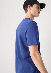 BOSS TEGOOD - Basic póló - open blue