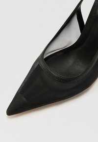 Pantofii cu toc înalt, black, cu vârful ascuțit, au o suprafață netedă și un panou din plasă. Aceștia prezintă un design elegant și o siluetă îngustă.