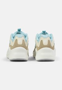 Sneakers z białą podeszwą, beżowymi akcentami z zamszu i jasnoniebieską siateczkową cholewką. Wszechstronny design z tylną pętelką do łatwego zakładania.