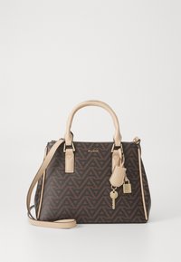 Sac à main à motif géométrique marron avec des accents en cuir beige, double poignée, bandoulière amovible et un petit charme de clé attaché.