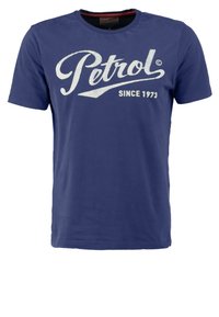 Námořnická modrá bavlněná tričko s velkým bílým logem "Petrol" a textem "SINCE 1973" v vintage písmu. Krátké rukávy, design s kulatým výstřihem.