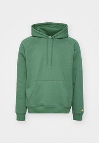 Sudadera de algodón verde con bolsillo canguro, capucha ajustable con cordón y puños acanalados, con un acento de hardware dorado en la manga.