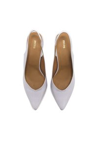 Scarpe slingback a punta conica lilla, con una texture liscia, tacco aperto e soletta imbottita marrone. Marchio dorato all'interno della calzatura.