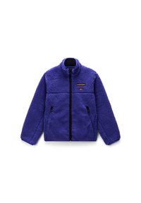 Giacca di pile viola con colletto alto, chiusura frontale con zip a tutta lunghezza, due tasche con zip e toppe con logo sul petto. Superficie morbida e texture.