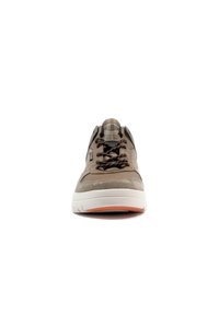 Sneaker in suede e rete marrone con sovrapposizioni testurizzate, lacci neri e arancioni, suola bianca imbottita e logo sulla linguetta.