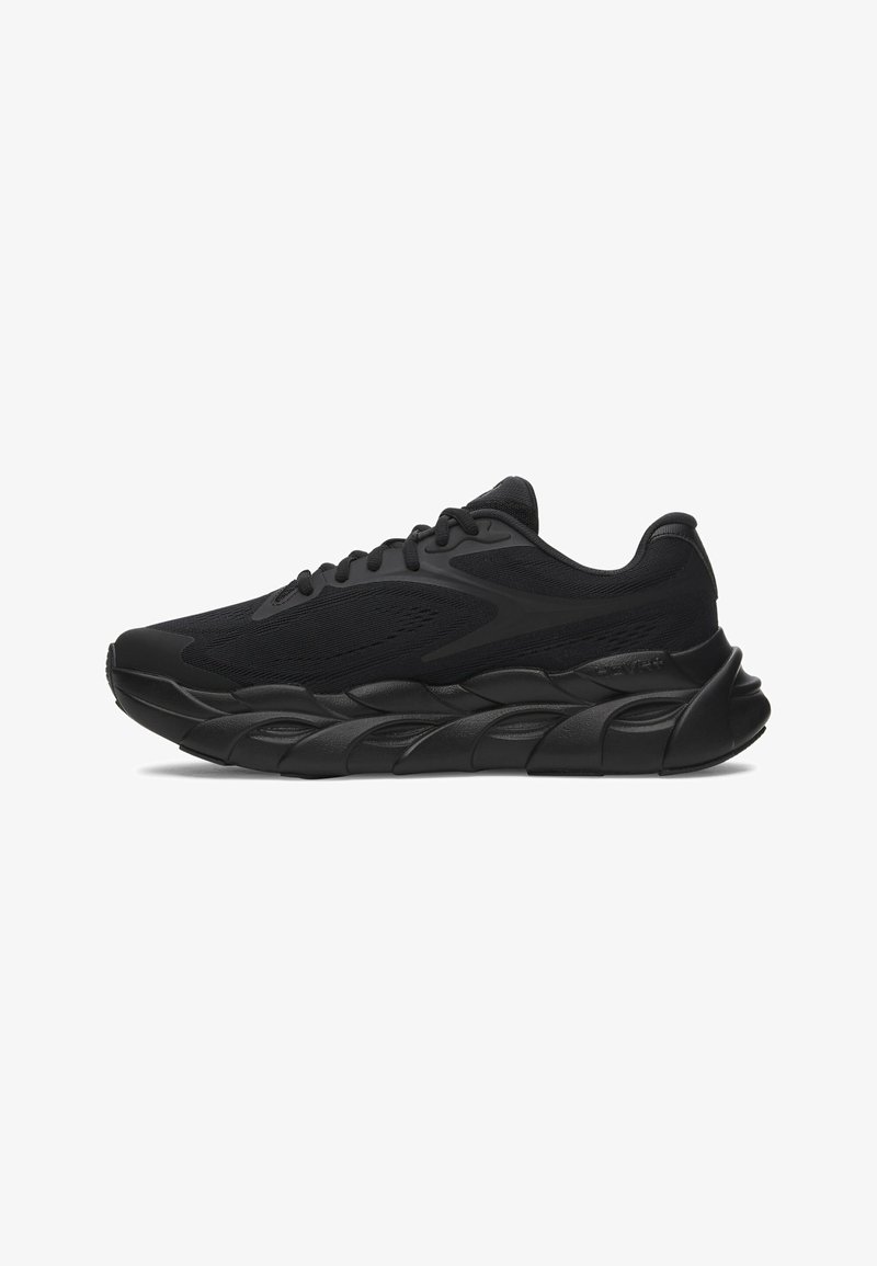 Basket de sport noire avec semelle épaisse et sculptée, dessus en mesh, fermeture à lacets et cheville basse, présentée de profil sur fond blanc.