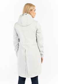 Cabană impermeabilă de culoare gri deschis, cu glugă, mansete elastice și ventilație la spate pentru aerisire, având un detaliu de talie strânsă.