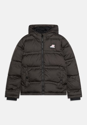 Czarna ocieplana kurtka z kapturem, z zamkiem z przodu, bocznymi kieszeniami na zatrzaski oraz małą naszywką z logo na piersi.