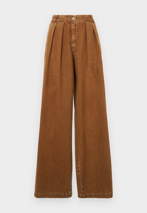 Pantalon marron à jambes larges avec une taille haute, présentant des plis à l'avant, une fermeture à un bouton, et un tissu lisse et texturé.