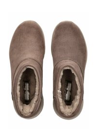 Hnědé semišové slip-on boty s měkkým, umělým kožíškem uvnitř. Oválný tvar špičky a flexibilní podešev. Zipový detail na stranách.
