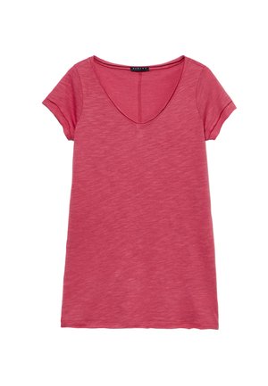 T-shirt à manches courtes, col V, fabriqué en tissu doux et texturé de couleur framboise unie, sobre. Coupe décontractée, bords propres, sans graphiques visibles.