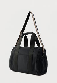 Μαύρη συνθετική τσάντα duffel με διπλές πάνω λαβές, ρυθμιζόμενο ιμάντα ώμου, κομψό σχέδιο και πλαϊνή τσέπη με ελαστικό περίγραμμα.