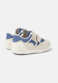 Sneakers in velcro crema e blu, con una tomaia in pelle liscia, dettagli in tessuto testurizzato e suola in gomma imbottita.