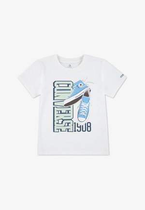 T-shirt de algodão branco com um design gráfico azul e verde de ténis e o texto "CONVERSE 1908", com mangas curtas e decote redondo.