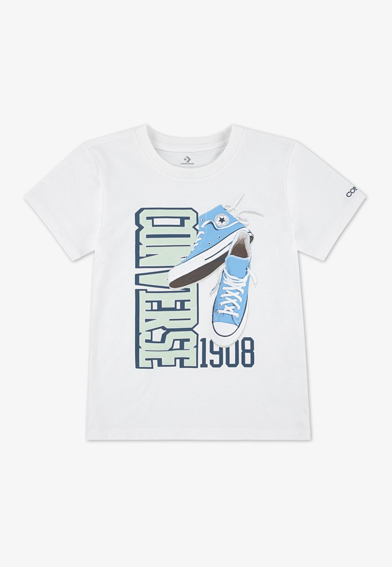 Hvit bomull t-skjorte med grafisk design i blått og grønt av joggesko og tekst "CONVERSE 1908," med korte ermer og rund hals.