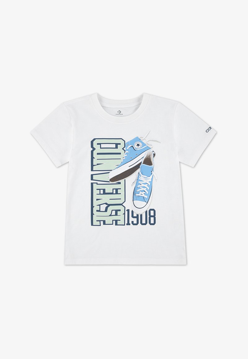 Bílý bavlněný tričko s modro-zeleným grafickým designem tenisek a textem "CONVERSE 1908," s krátkými rukávy a kulatým výstřihem.