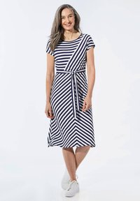 Gestreiftes Kleid in Marineblau und Weiß, mit Rundhalsausschnitt, kurzen Ärmeln und einem gebundenen Gürteldetail an der Taille. A-Linien-Silhouette. Lässige Passform.
