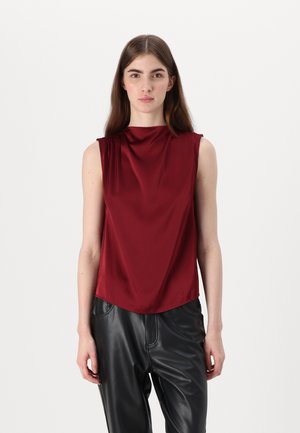 Haut sans manches bourgogne, avec un col haut et une texture satin lisse, doté d'un ourlet incurvé et de détails de drapés minimaux.