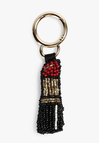 Diseño de llavero con cuentas que imita un lápiz labial, con cuentas negras, rojas y doradas, sujeto a un anillo metálico dorado.