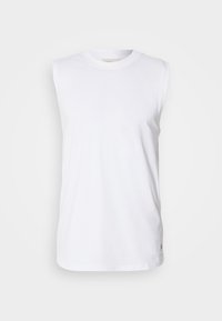 Top de algodón blanco sin mangas, con escote redondo y una sutil etiqueta tejida en el dobladillo. Textura suave, corte holgado y diseño simple.