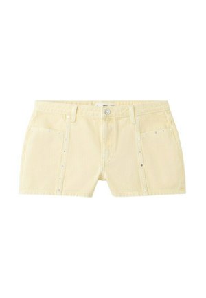 Shorts en denim jaune clair avec poches avant, passants pour ceinture, détails de rivets argentés, et fermeture par bouton à la taille.