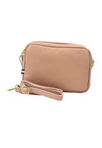 Sac bandoulière en cuir rose clair avec une finition texturée, zips dorés et une sangle réglable. Comprend une petite étiquette d'accent tricolore.