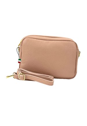 Hellrosa Leder-Crossbody-Tasche mit einer strukturierten Oberfläche, goldfarbenen Reißverschlüssen und einem verstellbaren Trageriemen. Mit einem kleinen trikolorierten Akzentanhänger.