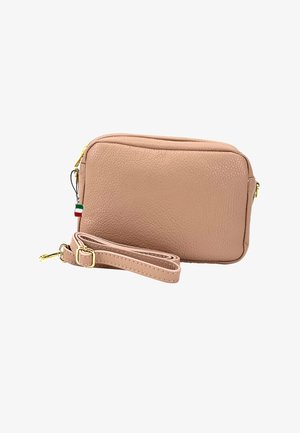 Lichtroze leren crossbody tas met een textuurafwerking, gouden ritsen en een verstelbare band. Voorzien van een kleine driekleurige accenttag.