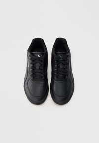 Μαύρα αθλητικά παπούτσια με μαλακό επάνω μέρος που μοιάζει με δέρμα, διάτρητες λεπτομέρειες και στρογγυλά κορδόνια. Μαξιλαρωμένη γλώσσα και περιλαίμιο για άνεση.