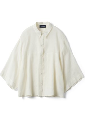 Weißes, weit geschnittenes Hemd mit langen Ärmeln, Knopfleiste, Kragen und zwei Brusttaschen, flach auf weißem Hintergrund präsentiert.