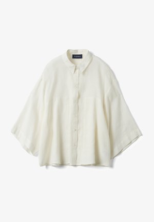 Camisa blanca de manga larga, de corte holgado, abotonada, con cuello y dos bolsillos en el pecho, mostrada extendida sobre un fondo blanco.