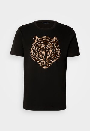 Camiseta de algodón negra con un gráfico detallado de la cabeza de un tigre naranja con patrones de líneas finas. Cuello redondo clásico y mangas cortas.