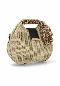 Bolso de paja tejido en color natural, con una correa de piel negra, herrajes dorados y un acento de bufanda con estampado de leopardo. Forma redonda.