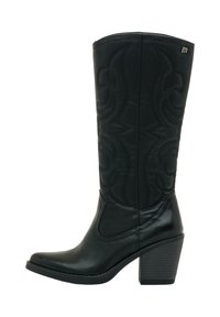 Botte noire en cuir, montante jusqu'au genou, avec des coutures décoratives, un bout pointu et un talon empilé. Elle présente des accents de panneaux latéraux et une finition lisse.