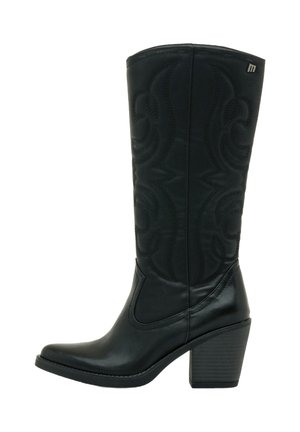 Botte noire en cuir, montante jusqu'au genou, avec des coutures décoratives, un bout pointu et un talon empilé. Elle présente des accents de panneaux latéraux et une finition lisse.