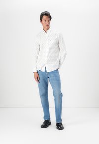 Tommy Hilfiger FLEX SMALL PRINT SHIRT - Camisa - white